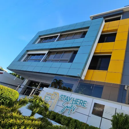 Hotel Stay Here Suites