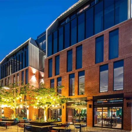 Canopy by Hilton Cape Town Longkloof Отели рядом с достопримечательностью «Клифтонские Пляжи»
