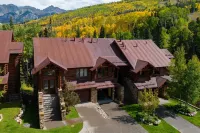 Townhome on the Creek 135 by AvantStay Ski in Ski Out Home w Hot Tub Hotels near Free Gondola to Telluride - Mountain Village Station