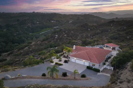 Pool, Views, Hot Tub, Fire Pit & Arcade Vista Clara by Avantstay