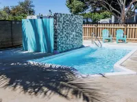 Spacious Family Retreat: Terrace, Inground Pool, Solar Power, Wi-fi, Pool Table Hotels in Pole Ojea