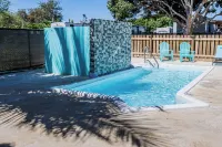 Spacious Family Retreat: Terrace, Inground Pool, Solar Power, Wi-fi, Pool Table