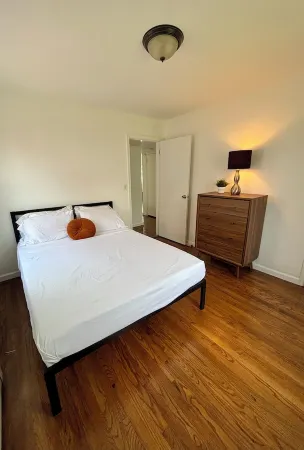 Charming 2-bedroom house in fantastic Long Beach with WiFi Отели в г. Лонг Бич