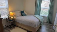 Bright, central location. Walking to all amenities.  호텔
