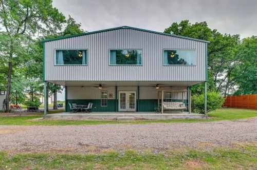 Spacious Lake Texoma Vacation Rental w/ Game Room! - parking