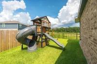 NEW 5 bdr + lake view + playground + BBQ, fits 10!