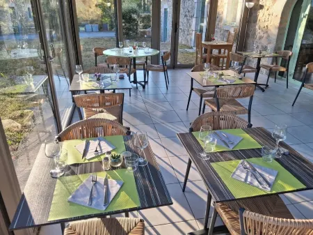 Logis hôtel l'Instant Mont le Viaur Отели в г. Прадина