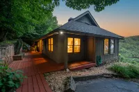 Breathtaking Mountain Views and Outdoor Oasis - Charming Hideaway