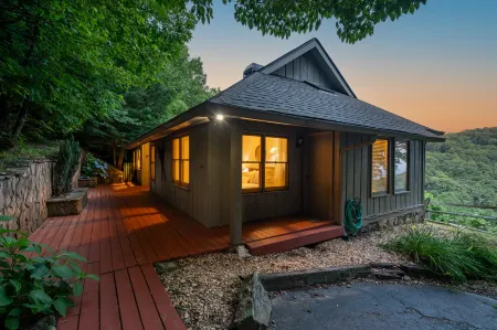 Breathtaking Mountain Views and Outdoor Oasis - Charming Hideaway