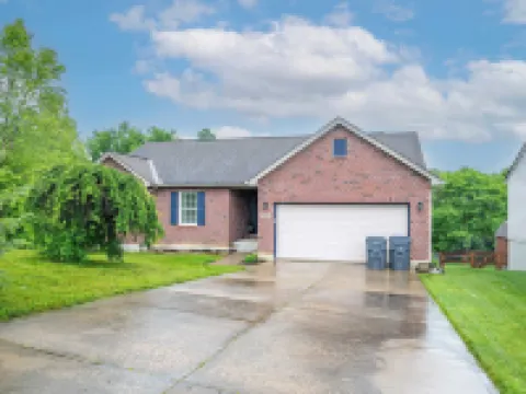 Poolside Paradise Near the Ark Hotels in Walton