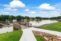 Leeloos on the Lake Sleeps 12