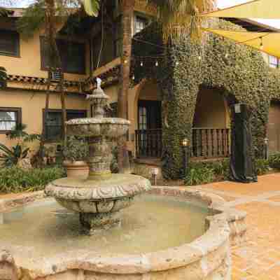 Historic Santa Maria Inn Hotel Exterior