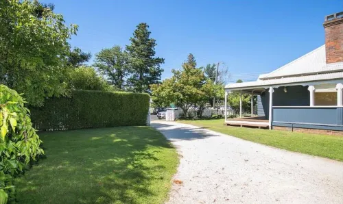 Fully equipped, centrally located and close to Armidale Hospital