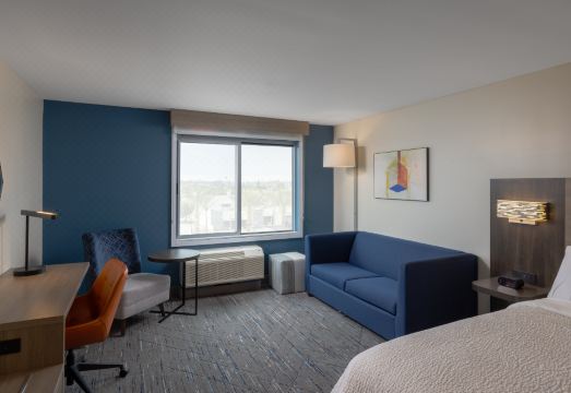 3. 홀리데이 인 익..