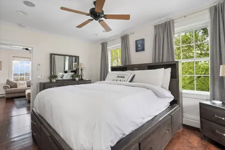 State & Hope St - On parade route. Close to water!