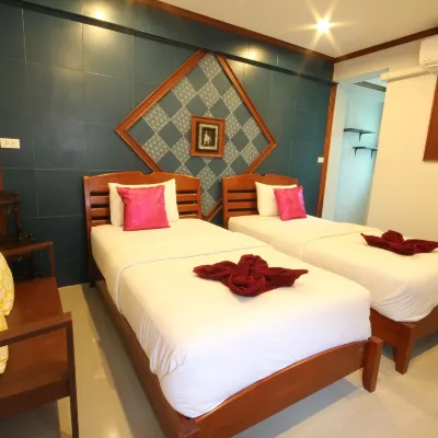 TR Guesthouse Отели рядом с достопримечательностью «Автовокзал Sukhothai»