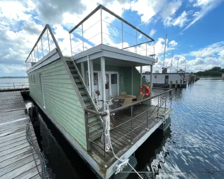 Houseboat Walfisch for 5 pers, with roof terrace in Schleswig โรงแรมในชเลสวิก