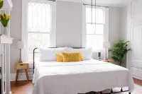 Washer and Dryer with High-Speed Wifi - Cozy Modern Retreat Hotels near Riverfront Park