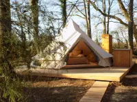 Tente luxe Etang vue Jacuzzi privatif Copa cabanes 2 فنادق في Le Vigeant