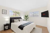 Brand New 4BR: Fireplace, Foosball, table tennis, Reseda.