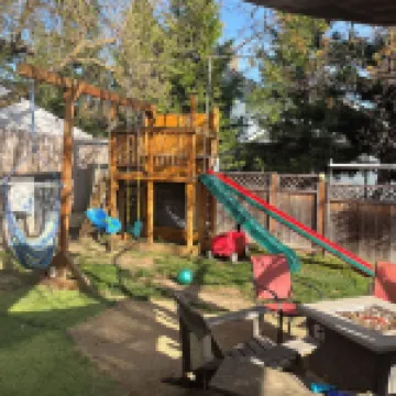 Historic Ohana House - Walk to Downtown Ashland, Hot Tub, Tiki Bar, Pet Friendly