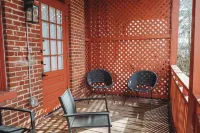 Insta-worthy 2Bd/1Ba Apt Steps from Downtown!