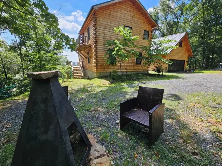 Modern Mountaintop Log Home with Amazing Views!