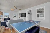 Ocean View-Pet Friendly- 1min walk to beach-sleeps 6