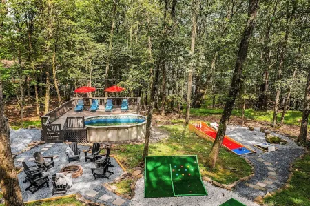 Night Golf, Fire Pit, Game Room, Hot Tub, Theater room, Lake Access Fun house!