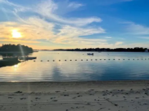 Spacious 4-bedroom Lakefront cottage in picturesque Bourne Hoteles en Bourne