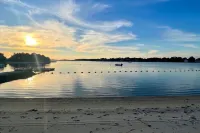 Spacious 4-bedroom Lakefront cottage in picturesque Bourne