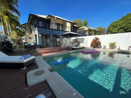 Tranquil Bali-Style 4 br lux beachside townhouse with own pool