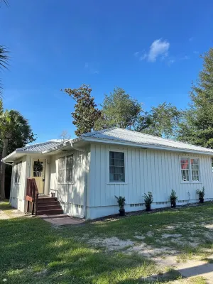 Cozy Coastal Cottage