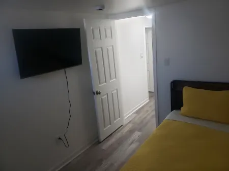 Basement Retreat by the Airport Отели в г. Делавэр