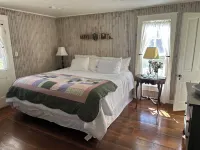 Charming 2-bedroom cottage on the River with 5 acres Hotels in Center Point