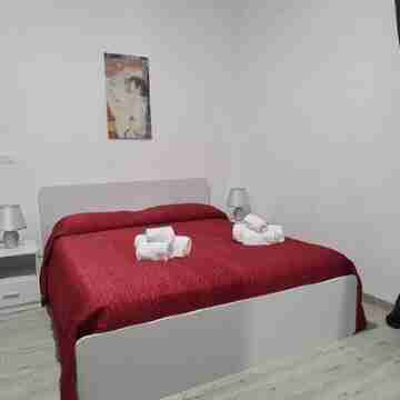 Renovated two-bedroom apartment, parking space, by the sea. Rooms