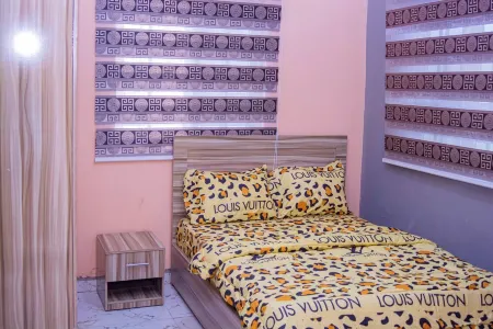 Discover the perfect blend of comfort in our stylish 2 bedroom apartments. Отели рядом с Аэропорт Ибадан