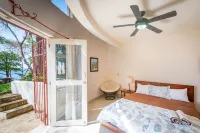 Oceanfront 5bdrm, sleeps 10, AC, pool, fibre optic, Playa Maderas surf break Hotels in 