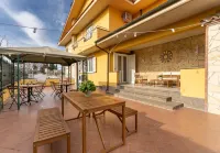 Miu' B&B , Ciampino , Villa Con Piscina e Parcheggio Privato - 2-Star