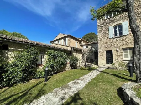 Gîte Lavande with swimming pool in the heart of Provence with a sensational view! Отели в г. Соман-де-Воклюз
