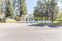 Minutes Walk to Downtown, Whychus Creek—-Bedroom, Cozy Cottage/Private Sauna.