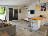 800 m from the beach, modern apartment with terrace on ground floor