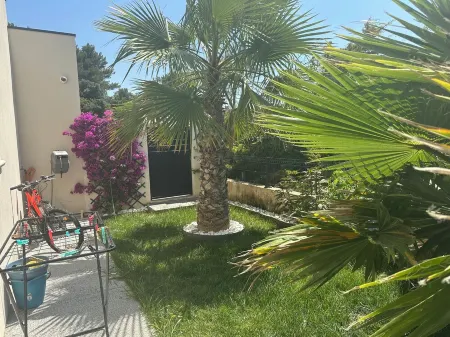 Villa with private pool in a quiet location 10 min from Avignon