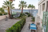 Vacation apartment with garden 5m from the water, ideal for families and water sports enthusiasts. Hotels in Giens