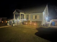 Charming 2-bedroom house in Monroeville with Wi-Fi and AC. Hotels in Monroe County