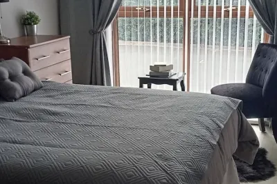 Sea Surf, 2 bedroom, fully equipped ground floor apartment, sleeps 4, in city Hotel a 