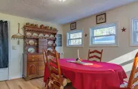 Relaxing 3/2 House Family Friendly & Pet Friendly with huge picnic pavilion