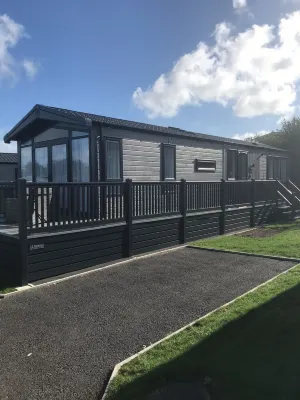 Lodge in a stunning setting and near seven of the best  beaches. Dog friendly