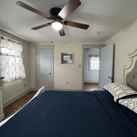 Charming 2-bedroom house in small-town neighborhood