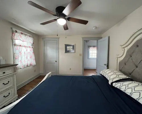 Charming 2-bedroom house in small-town neighborhood Hotels in Bath